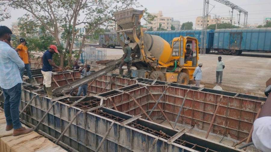 Self-loading mixer at the RUB pour