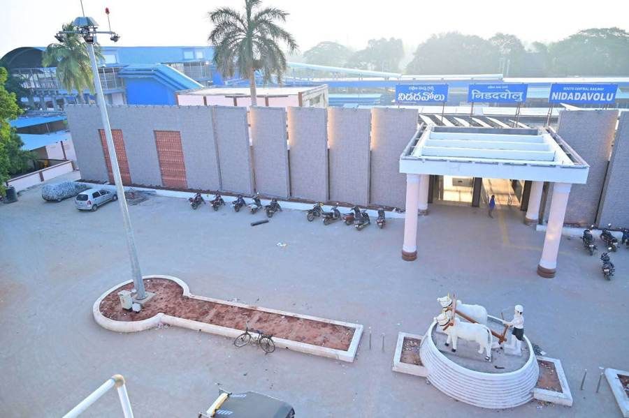 Nidadavolu station — new facade and canopy