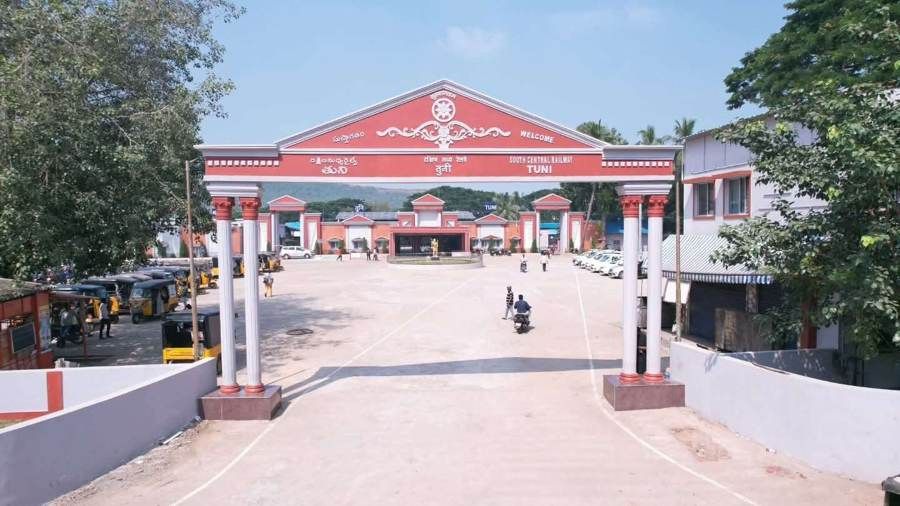 Tuni station — new colonnaded gateway